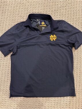 Men’s Under Armour Notre Dame Navy Golf Polo Shirt with Gold ND Logo Medium NWT